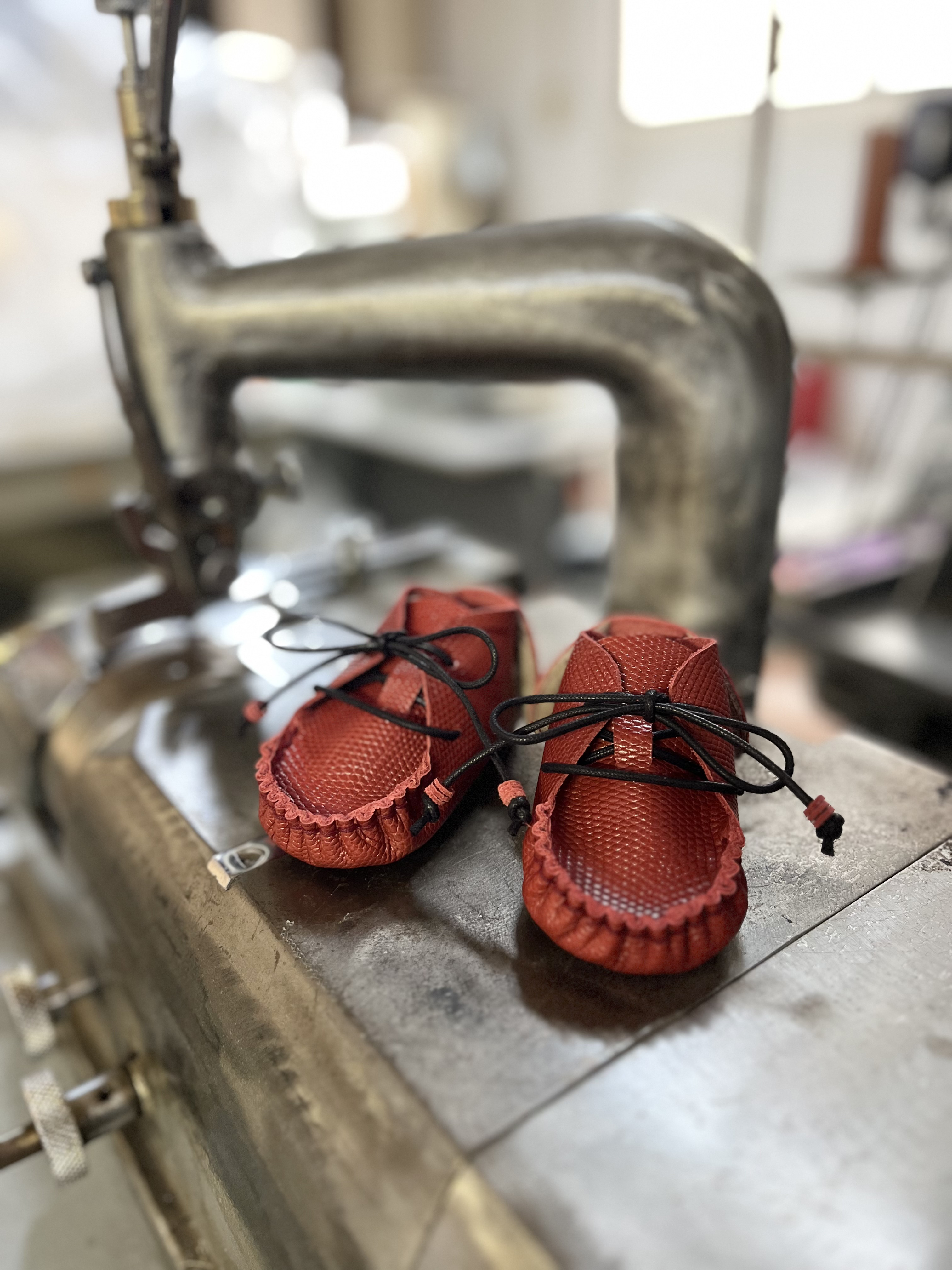 ファーストシューズ〝だっこちゃん〟おとな赤ちゃんシリーズ  トカゲ型押しレッド　※クリアケースと紅白の紐が付きます