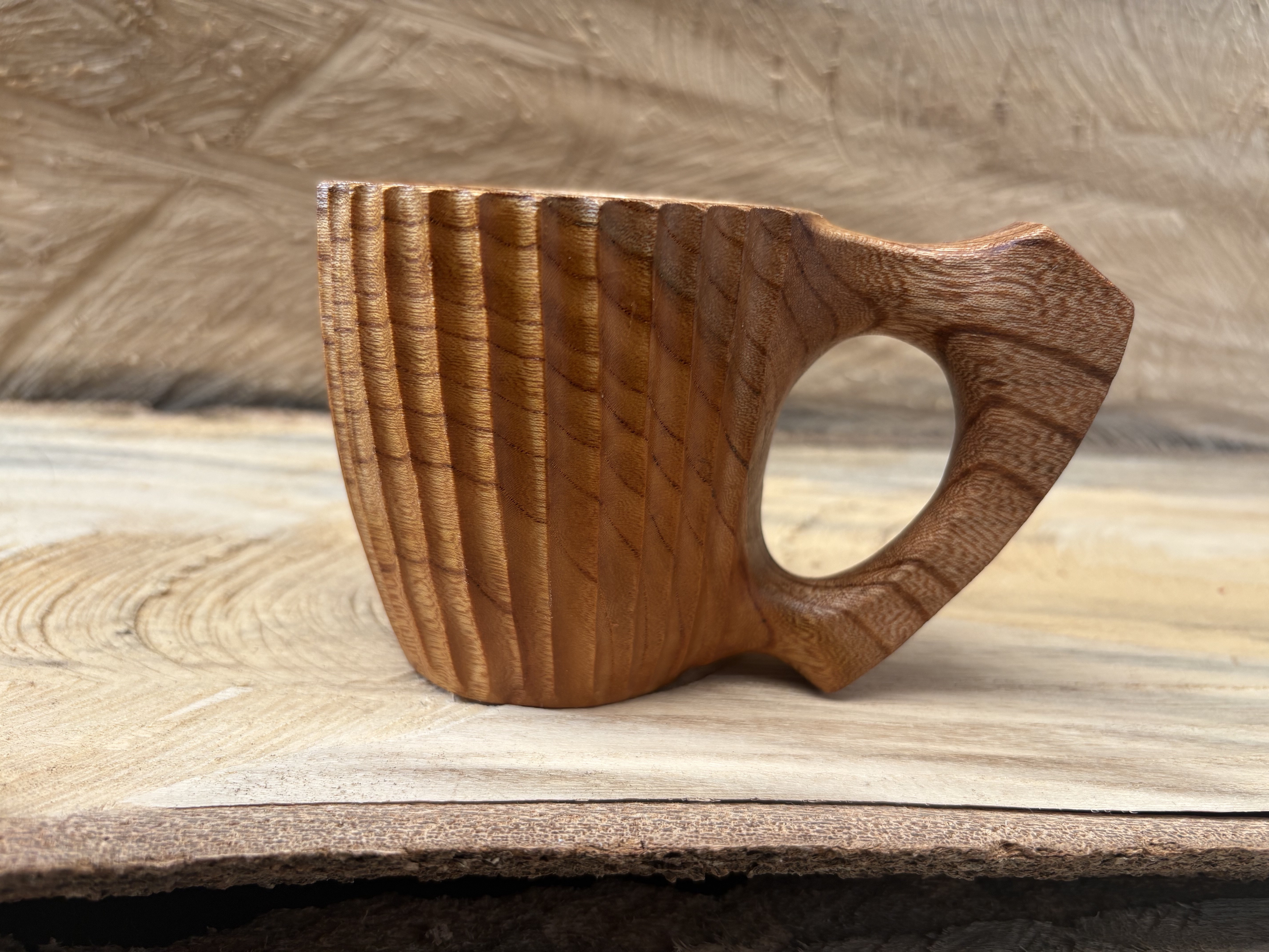 彫刻家が創るアートなケヤキのマグカップ