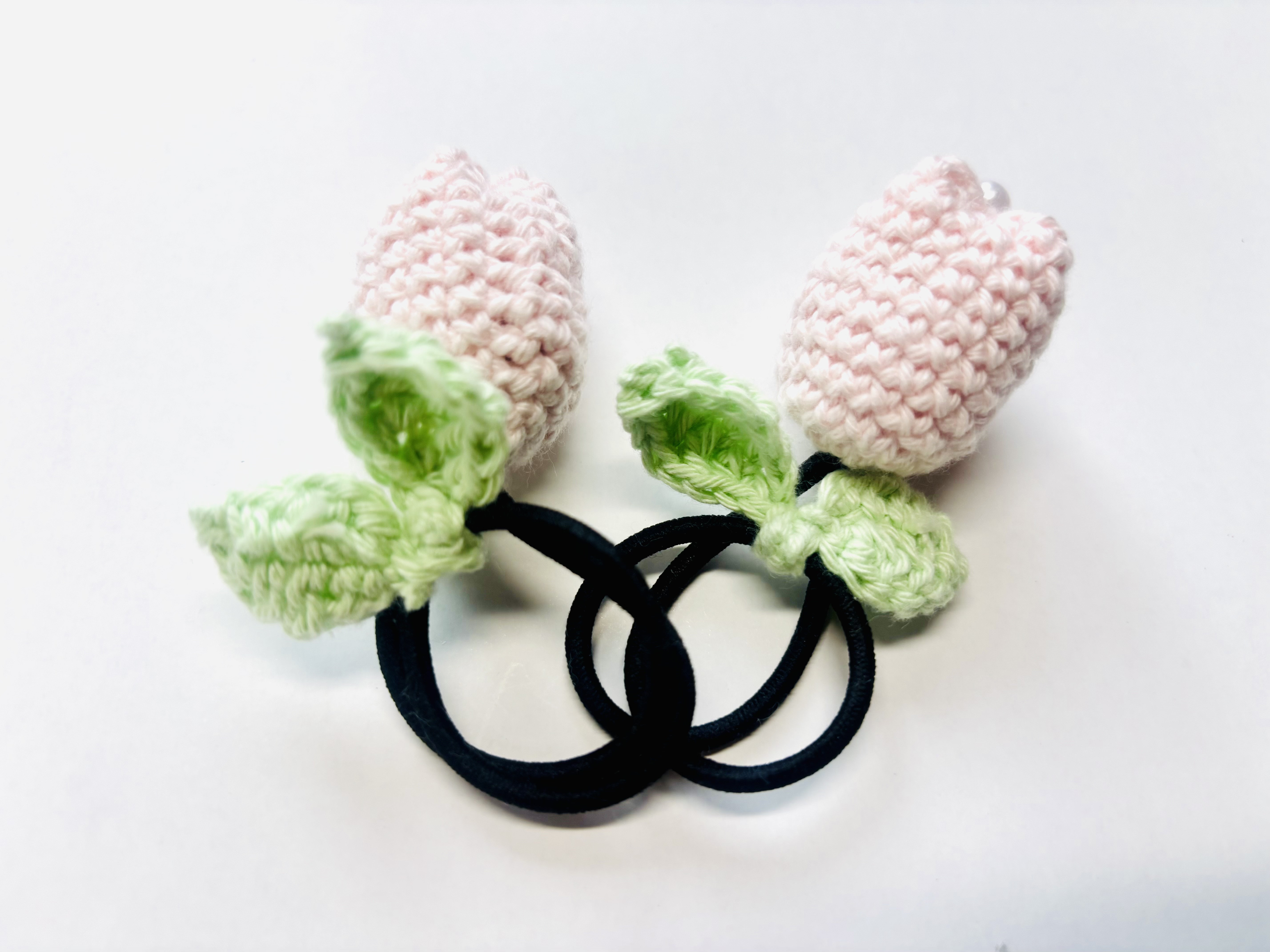 チューリップ＆ハチさん♡ベビーヘアクリップ　ヘアゴム　ハンドメイド商品♡ チューリップ ヘアゴム かぎ編み ヘアゴム おさ屋 通販 19136729