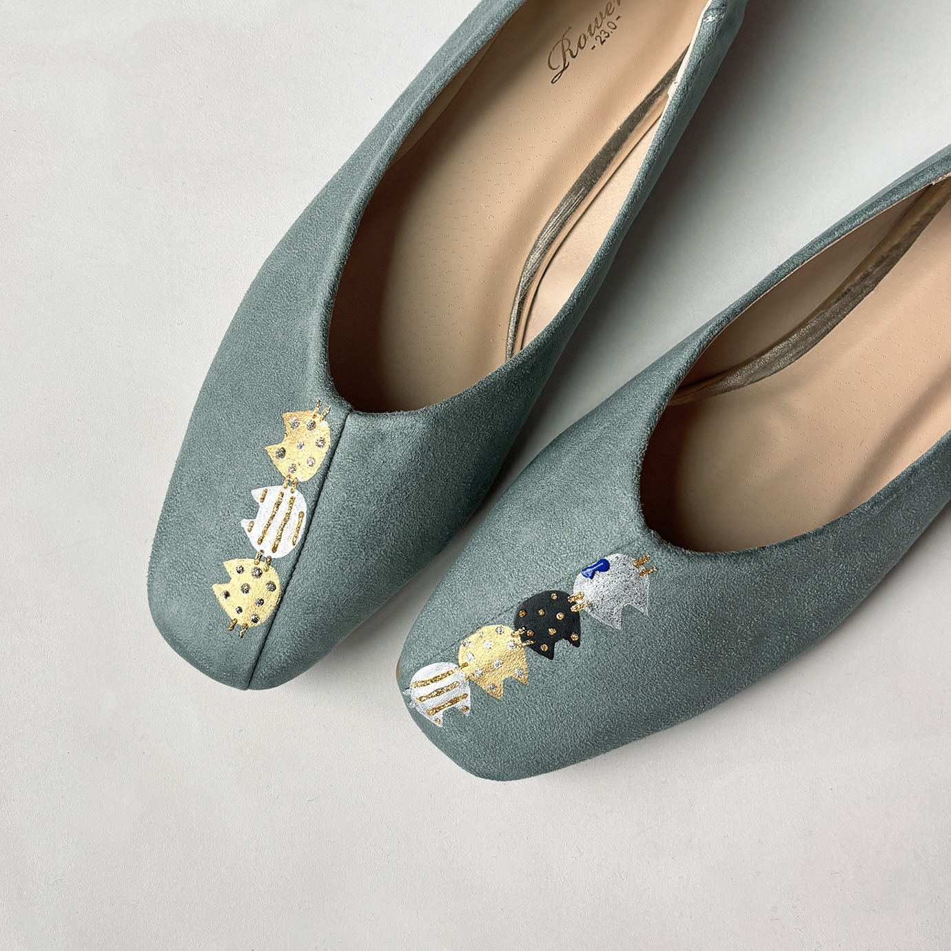 《Creema限定作品》ちょっと変わったデザインのネコ柄パンプス！グレイッシュグリーン！切り返し仕様！