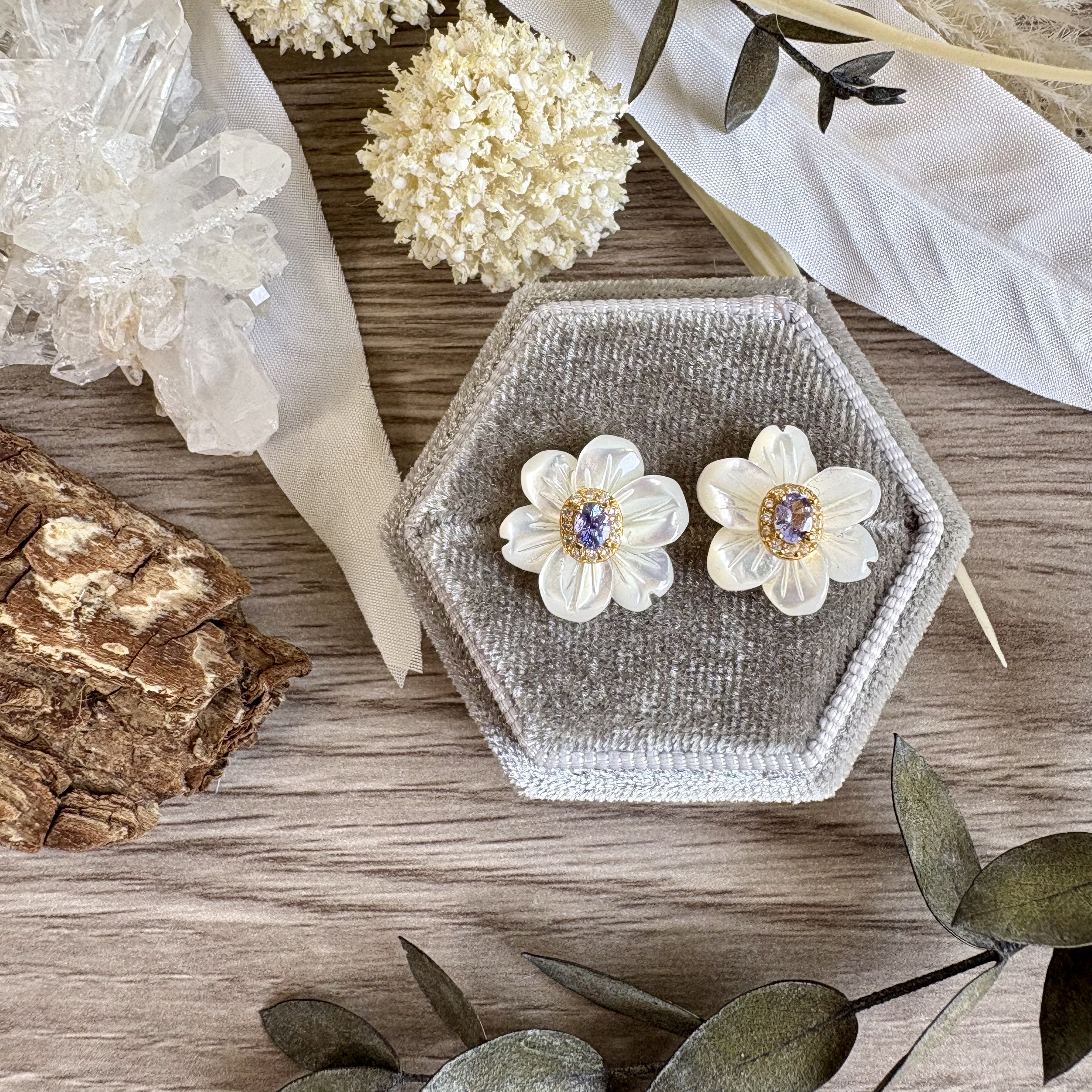 *s925タンザナイトと白蝶貝の花ピアス37