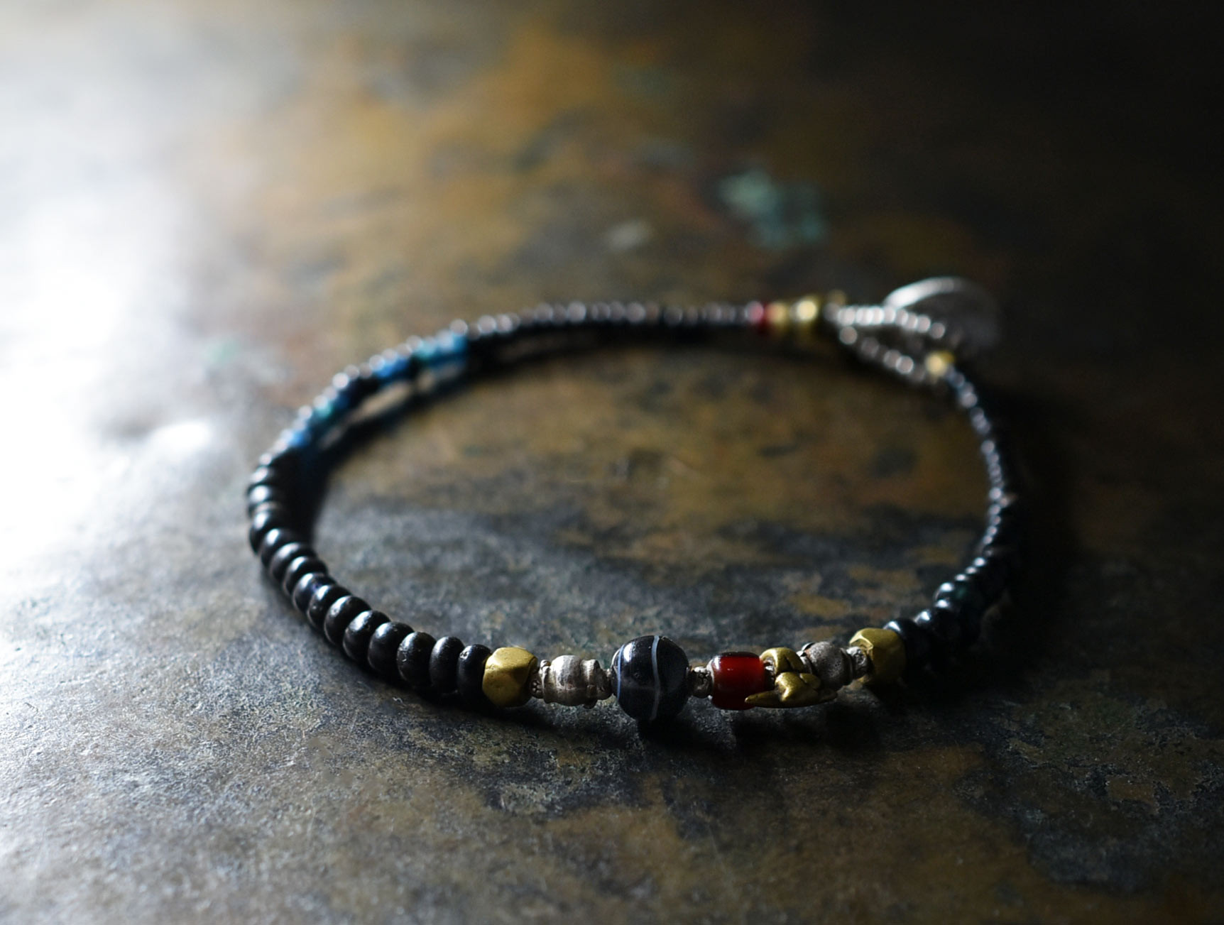 古代瑪瑙と血赤ホワイトハーツ、oldチンシルバー＆oldオリッサブラス、漆黒＆インディゴブルービーズのブレス