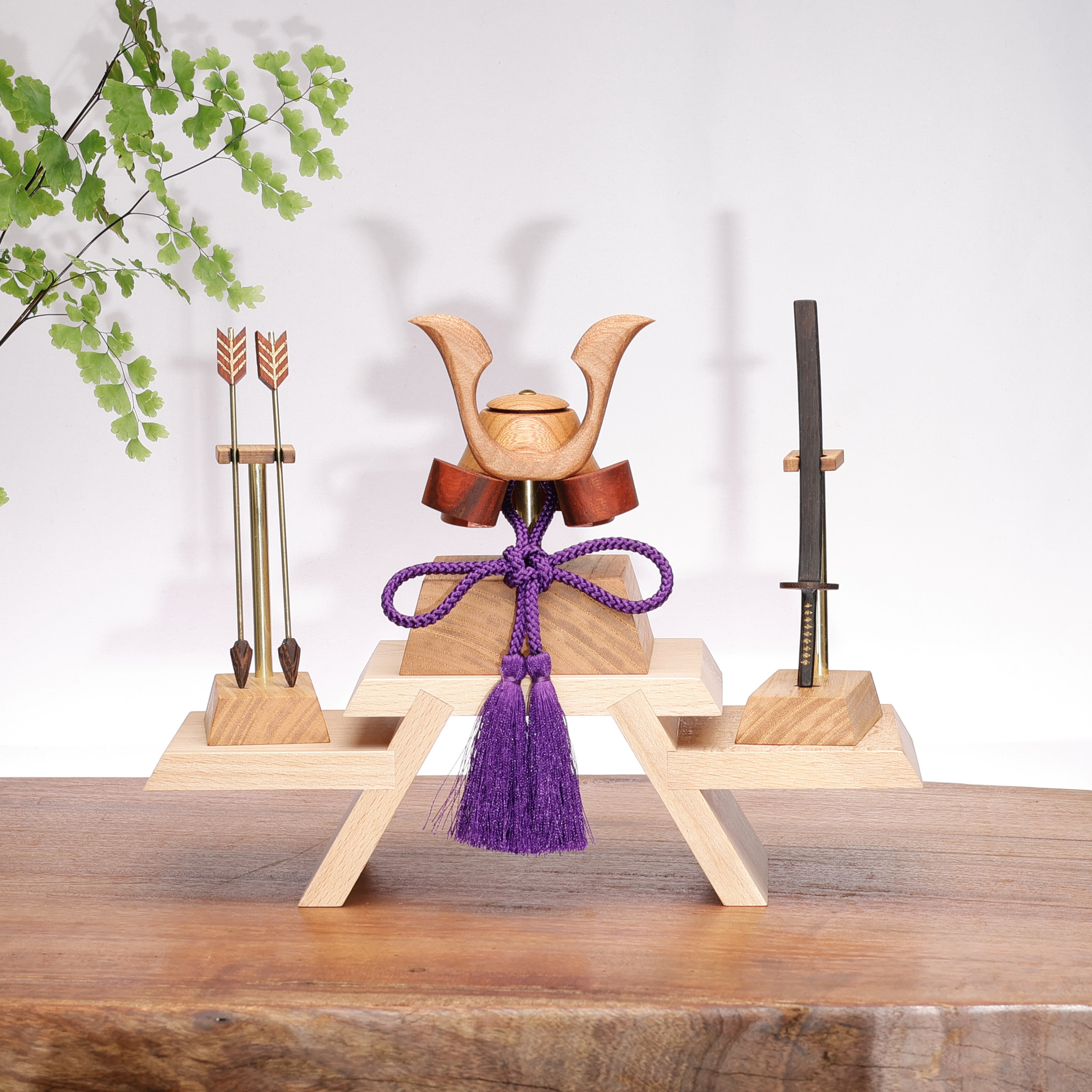 端午の節句　兜飾り　けやき　真鍮　兜　弓太刀　コンパクト　飾り台