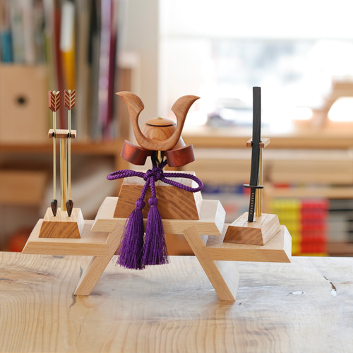 端午の節句 兜飾り けやき 真鍮 兜 弓太刀 コンパクト 飾り台 雑貨