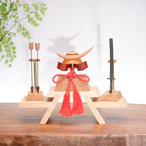 端午の節句 兜飾り けやき 真鍮 兜 弓太刀 コンパクト 飾り台 雑貨