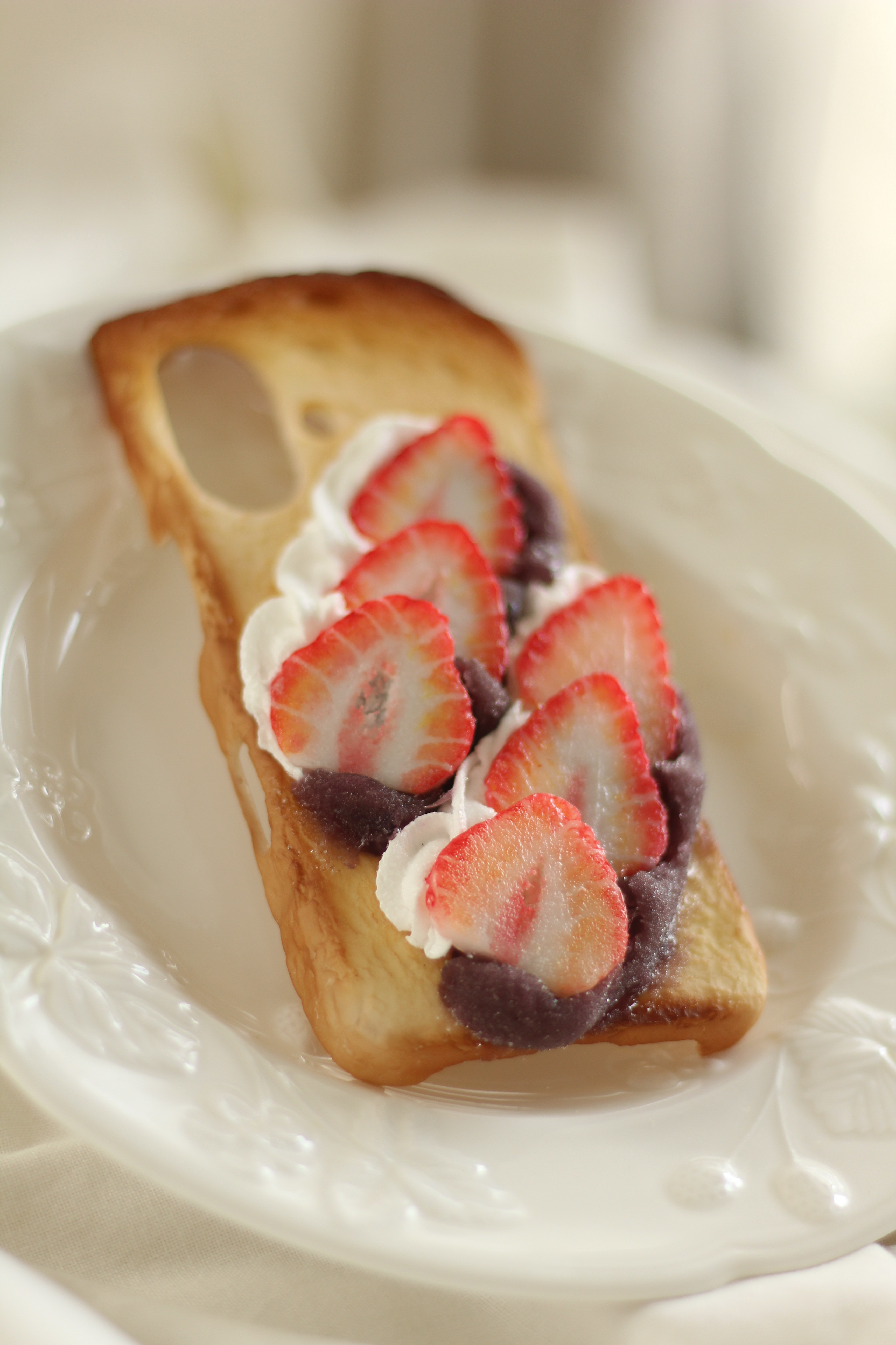 1カ月待ち　苺とあずき＆クリームトーストのスマホケース〈iPhone/Android 全機種対応　iPhone17可