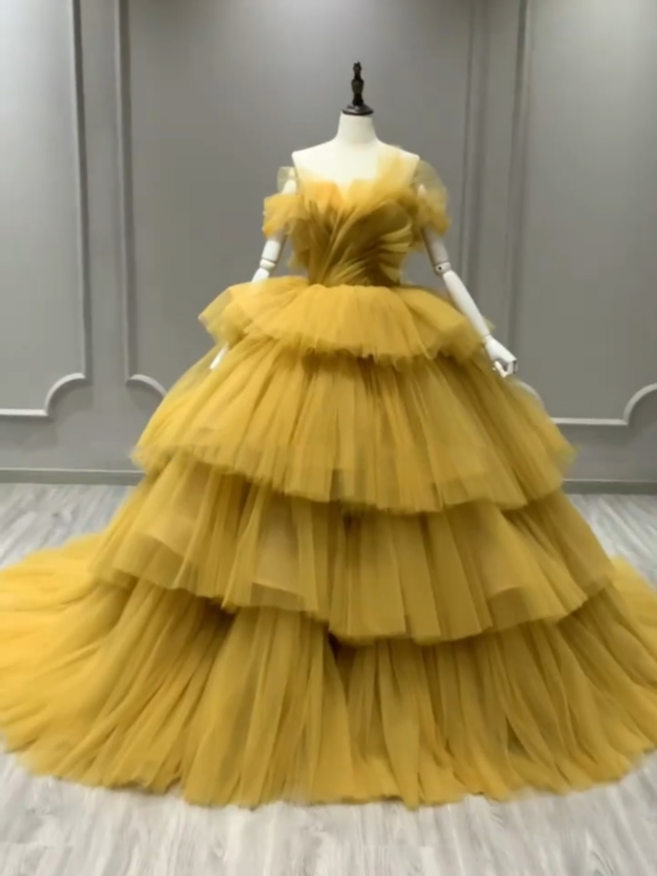 素材感を際立つ　カラー変更可能　イエロー　胸フリル　二の腕カバー上品　編みあげ　パーティードレス　プリンセスライン結婚式