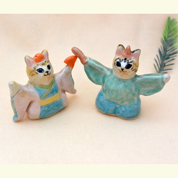 猫のお雛様　ひな人形　両手上げ　元気ねこ雛　トラ猫　ミックス猫　手作り陶器・陶芸　ネコの置き物　おひなさま 2枚目の画像