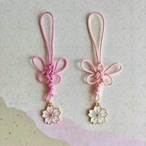 桜＆蝶飾り結び 和風ストラップ（根付） 携帯ストラップ むらさき屋