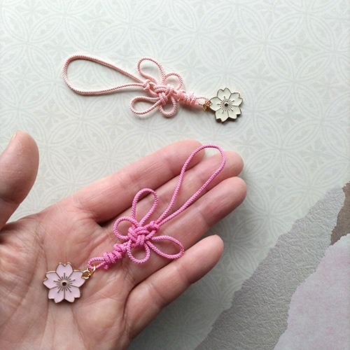 桜＆蝶飾り結び 和風ストラップ（根付） 携帯ストラップ むらさき屋