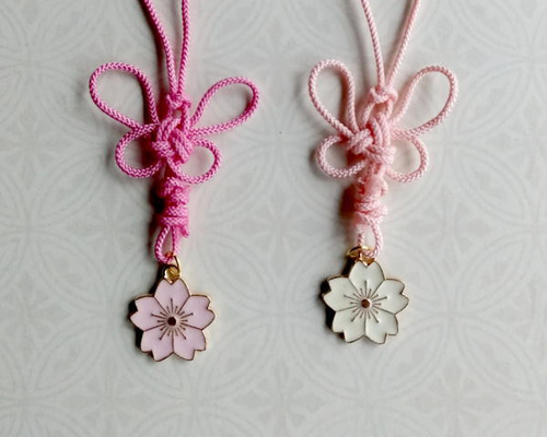 ピンク×パープルの桜ストラップ 桜＆蝶飾り結び 和風ストラップ（根付） 携帯ストラップ むらさき屋