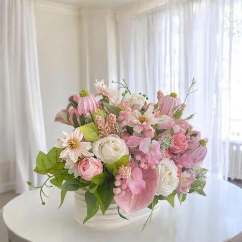 光触媒フラワー ピンク系バラと春の花々が咲き誇るフラワー