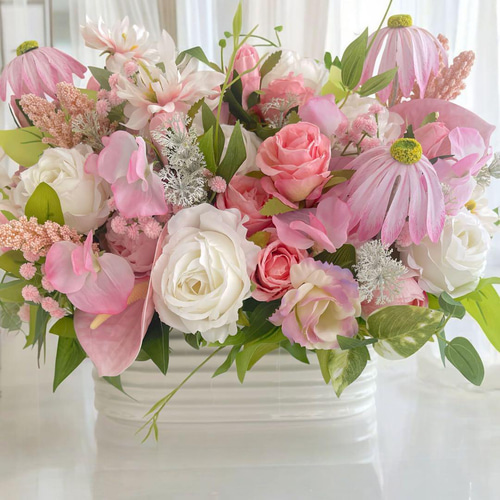 光触媒フラワー ピンク系バラと春の花々が咲き誇るフラワー