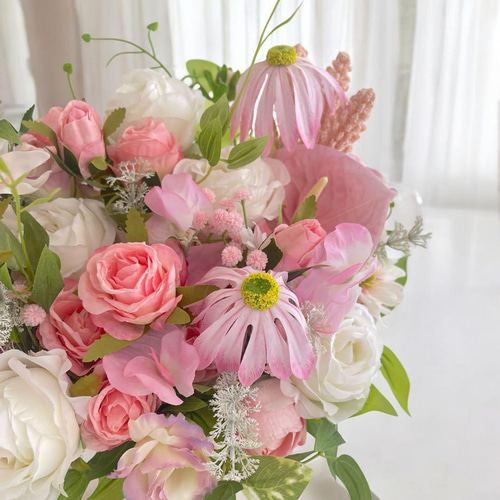 光触媒フラワー ピンク系バラと春の花々が咲き誇るフラワー