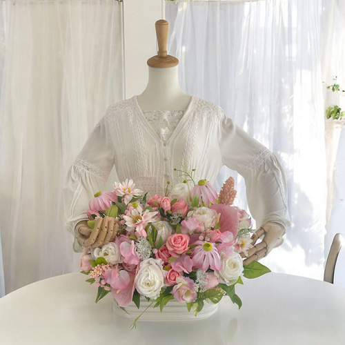 光触媒フラワー ピンク系バラと春の花々が咲き誇るフラワー