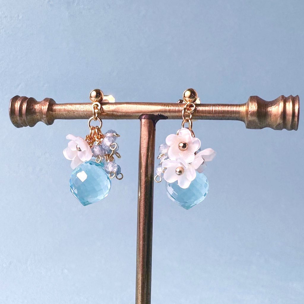 ネモフィラの雫のピアス　イヤリング変更可　金属アレルギー対応　サージカルステンレス　アクアマリン　白蝶貝