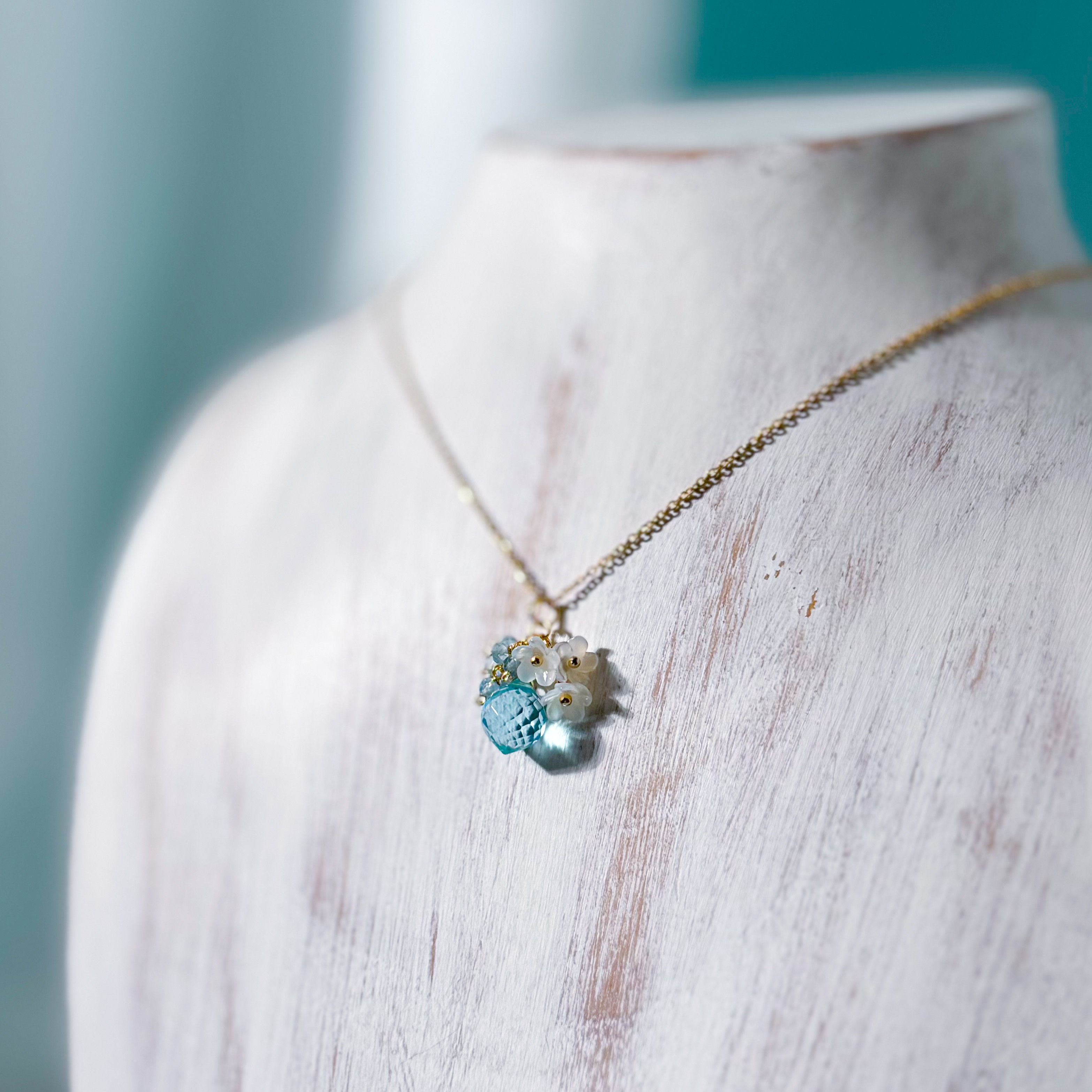 ネモフィラの雫のネックレス　金属アレルギー対応　サージカルステンレス　アクアマリン　白蝶貝