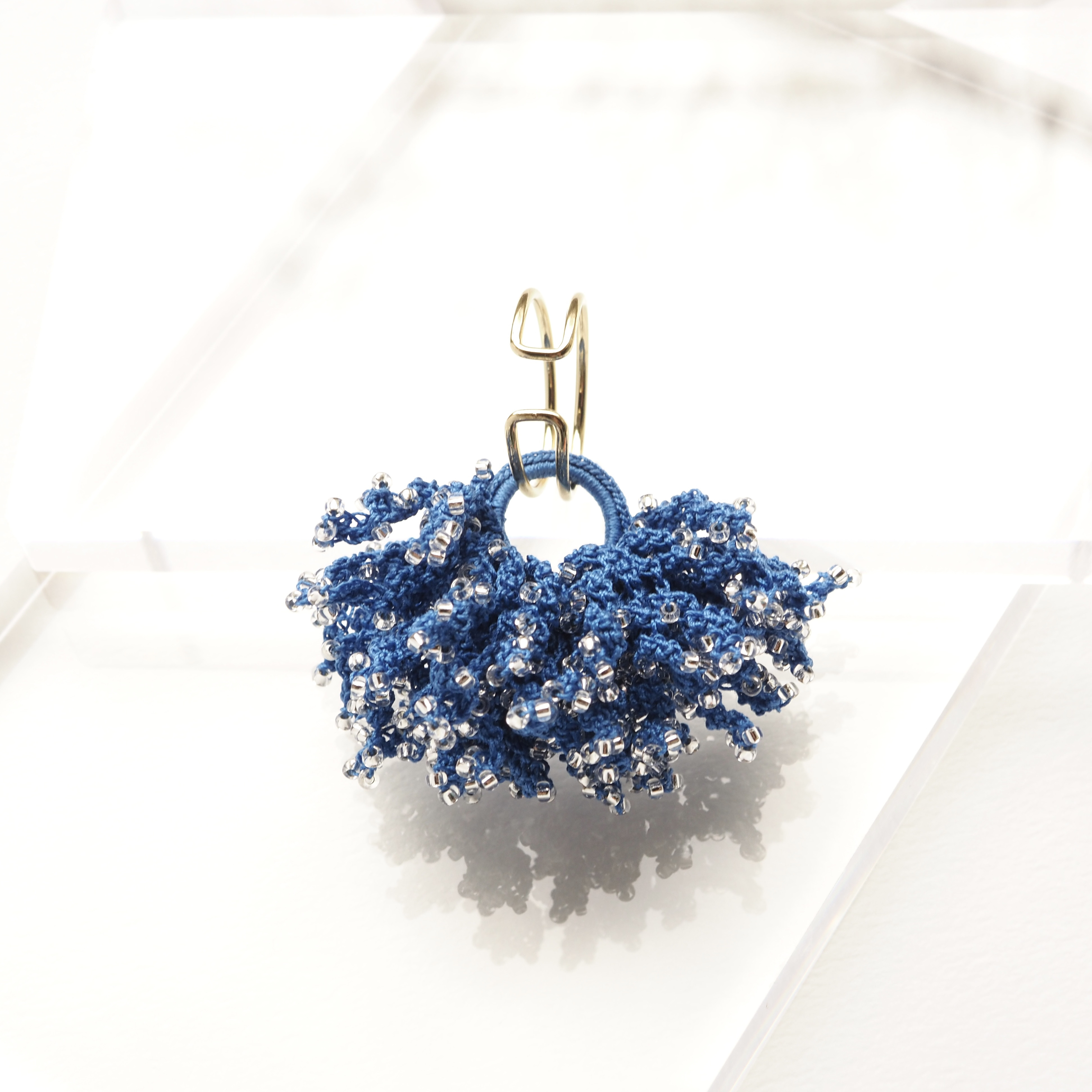 くらげイヤーカフ　青