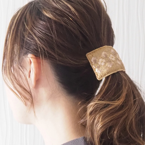 ♡インド刺繍リボン　ポニーフック　ヘアカフ　アイボリーふんわりレース♡ インド刺繍 リボン ポニーフック ヘアカフス レース×ボタン ホワイト