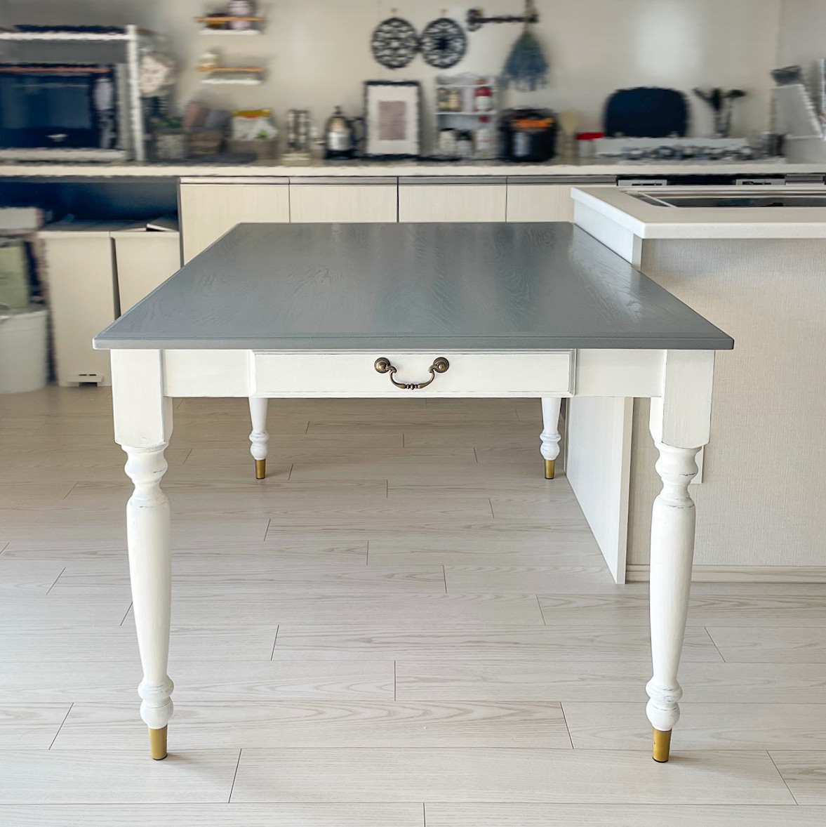 おしゃれなダイニングテーブルbrass 輸入住宅向け家具ターンドレッグテーブル アンティーク調ろくろ足 ホワイトオーク