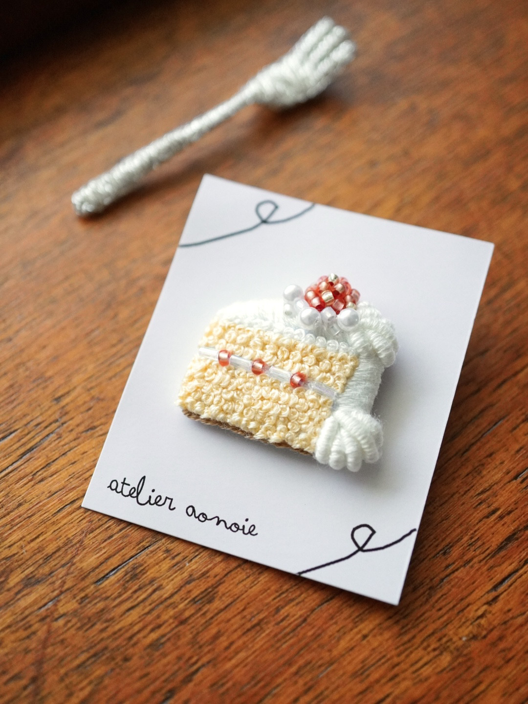 刺繍とビーズの苺ショートケーキブローチ