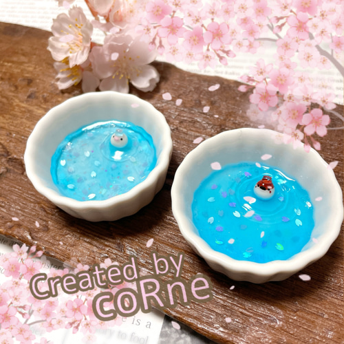 桜チラチラ 小さなブンチョウさんと桜の花びら 陶器のアクセサリー