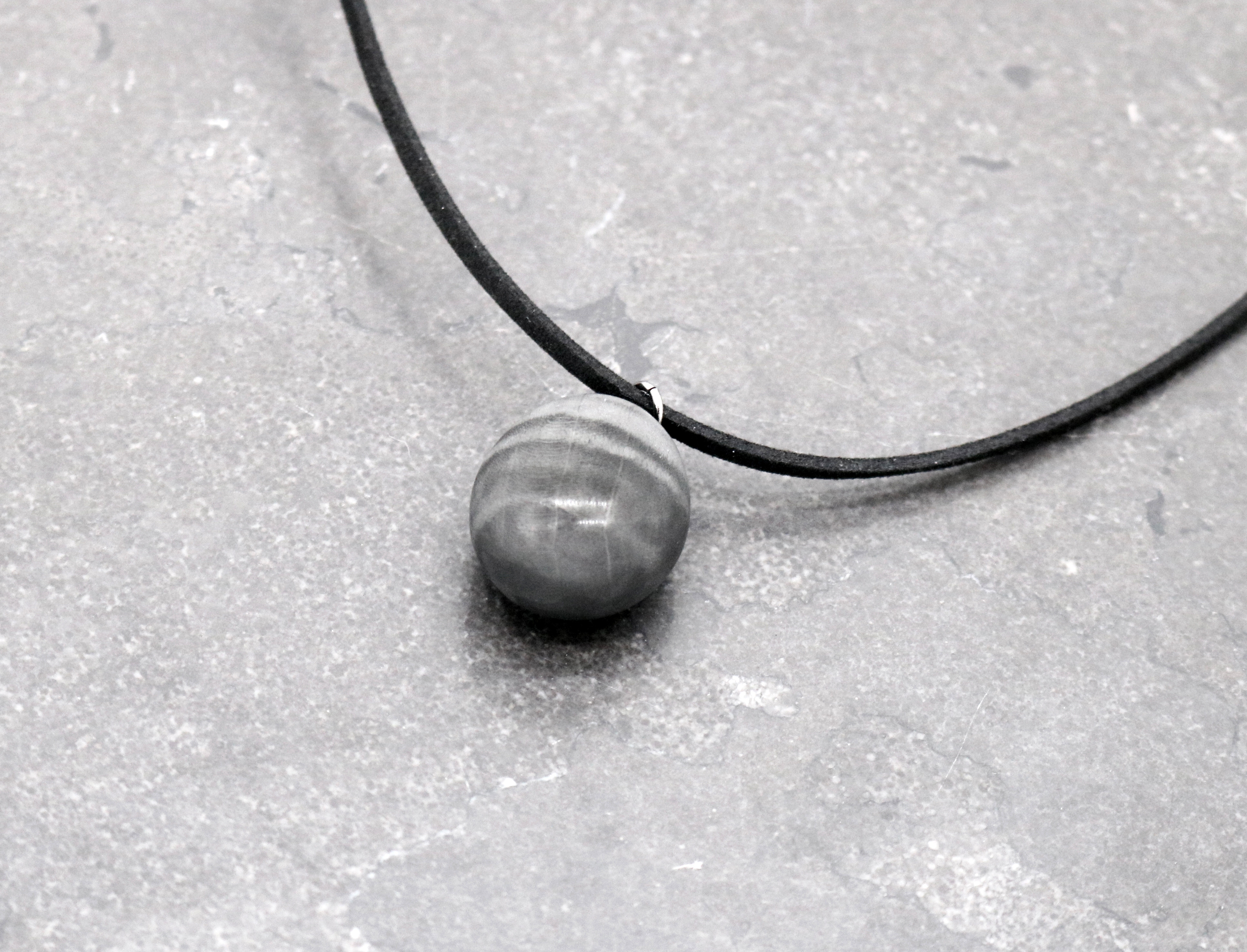 オーガニック素材『炭玉』を身にまとう！樹々を高温で焼き上げ磨き上げた世界初の『杢ノ炭玉』ネックレス。