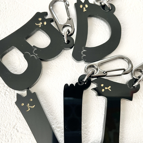 雑誌掲載》イニシャルにゃんこチャーム キーホルダー 黒猫 文字
