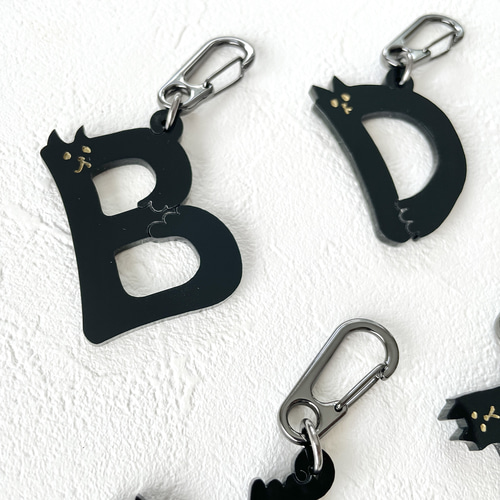 雑誌掲載》イニシャルにゃんこチャーム キーホルダー 黒猫 文字