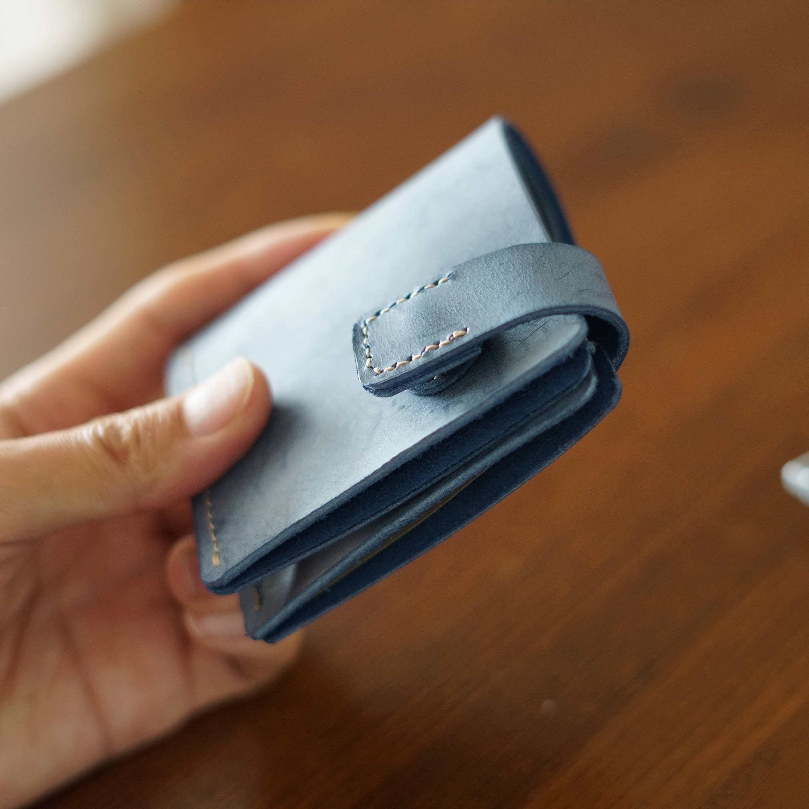 《手のひらサイズの本革ミニ札入れ》マグネット開閉／イタリアンレザー使用／薄型でスーツにも◎