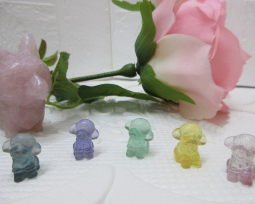 特売❣️天然石フローライトの鳥と花　置物　彫物NO.070507 No.CR-293 天然石 ＜彫刻置物＞フローライト 犬・トイプードル 天然石