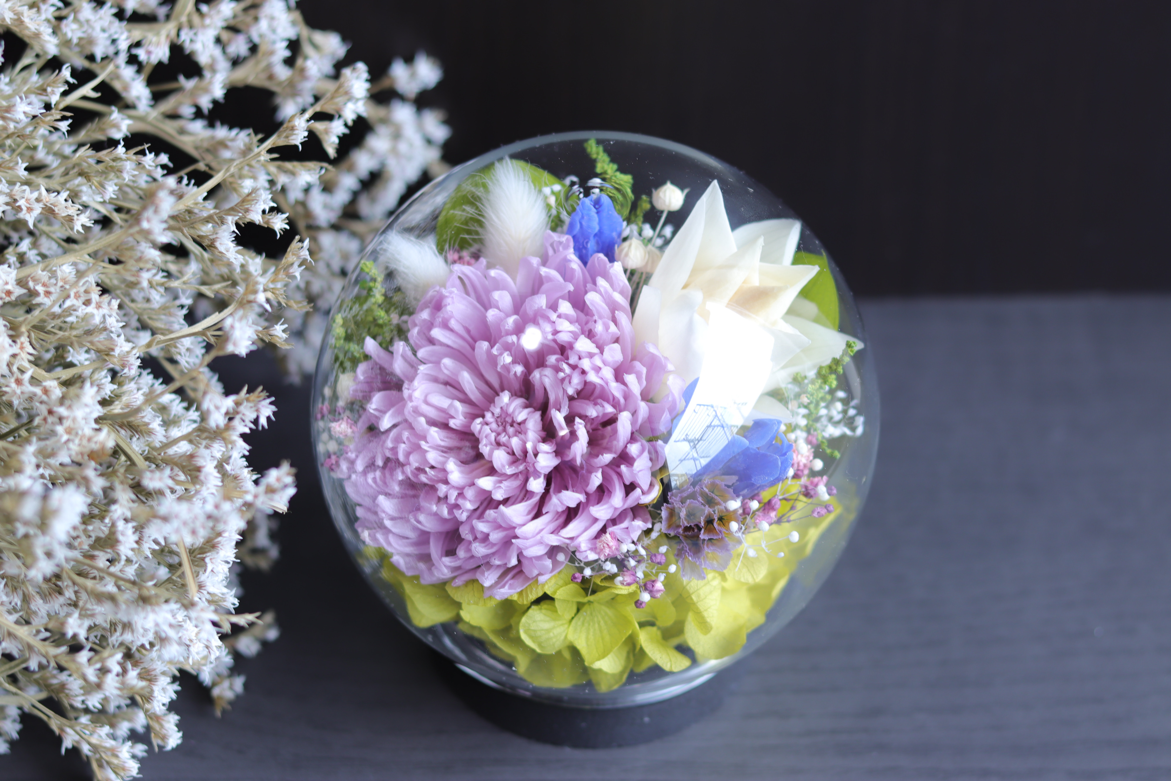 【大切な方に贈る仏花】輪菊&蓮&竜胆～ライラック&ホワイトブルー～＊プリザーブドフラワー＊ガラスドーム＊お盆・御彼岸