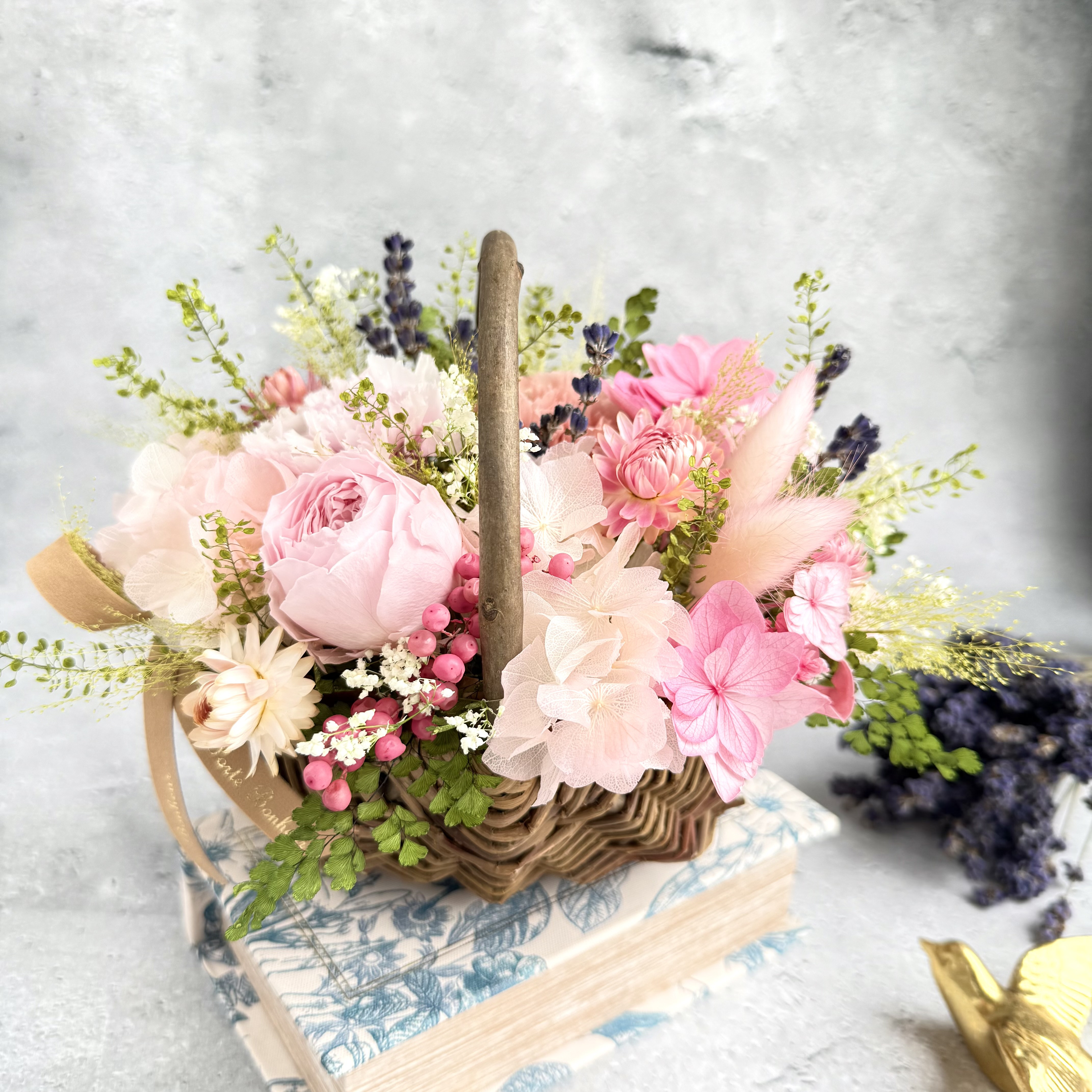 【母の日ギフト】やわらかピンクのバスケットアレンジメント ローズ&ラベンダー Sサイズ