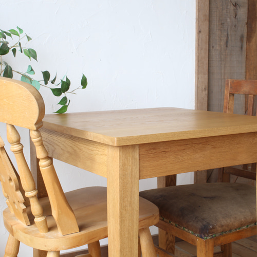 №10 600×600 正方形カフェテーブル 無骨なトラックの様なシンプル角型