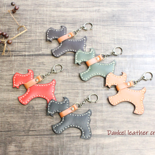 イタリアンレザーのミニチュアシュナウザーのバッグチャーム