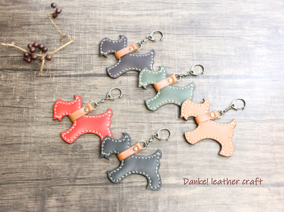 イタリアンレザーのミニチュアシュナウザーのバッグチャーム