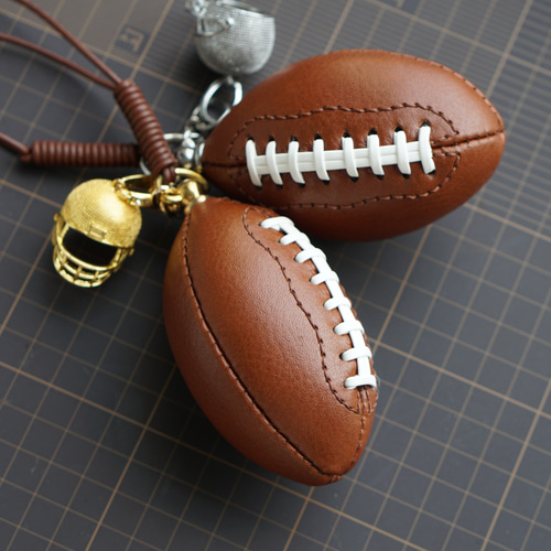 ラグビーボール】可愛い 本革キーホルダー／バッグチャーム 携帯