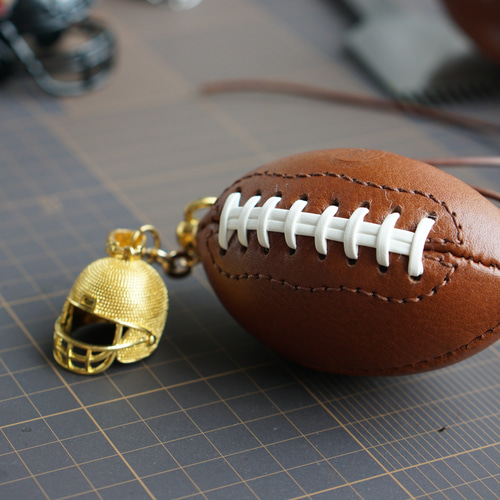 本革ラグビーボール ラグビーボール】可愛い 本革キーホルダー／バッグチャーム | iichi