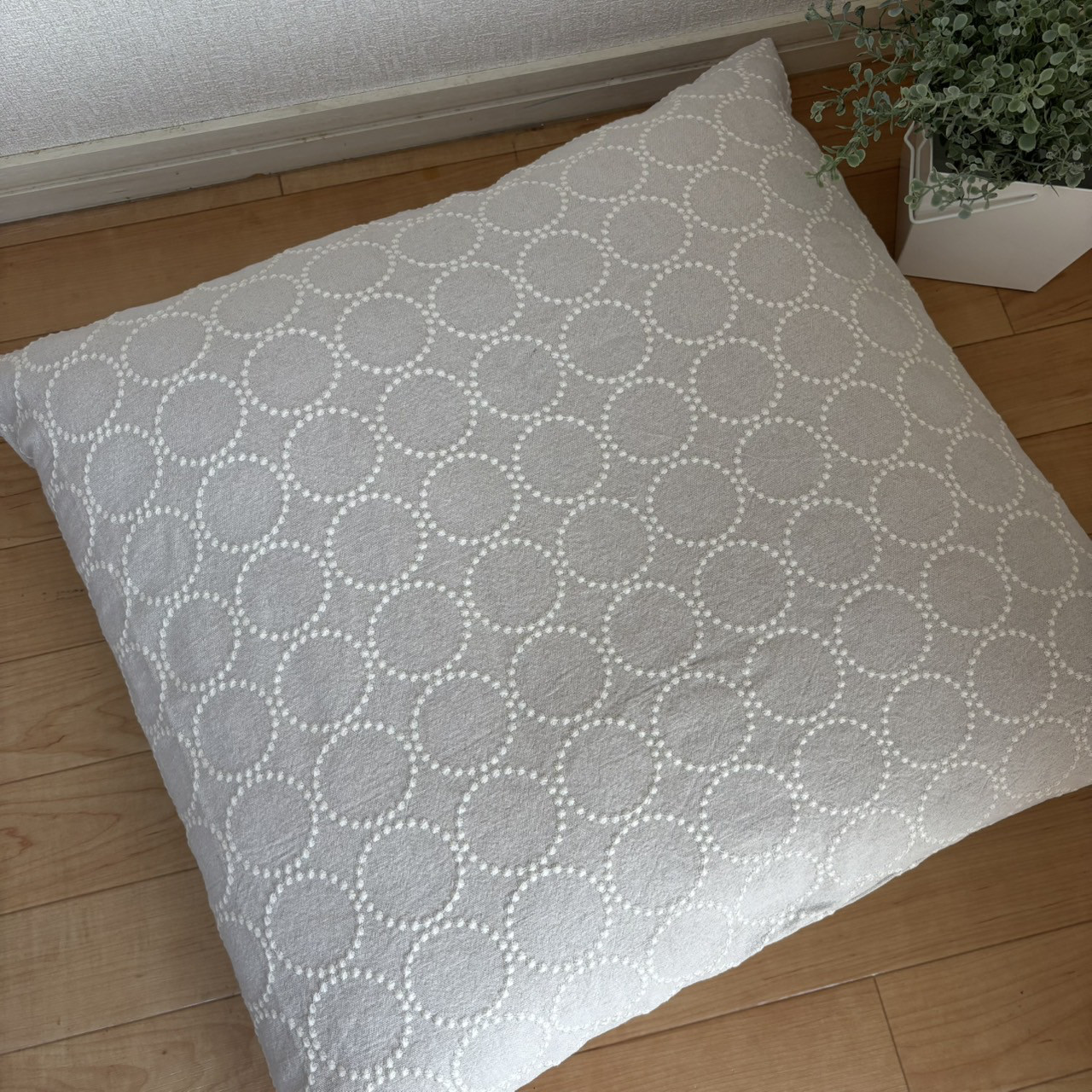 座布団カバー(55㎝×59㎝)ナチュラルベーシックな刺繍生地（ミルクベージュ）