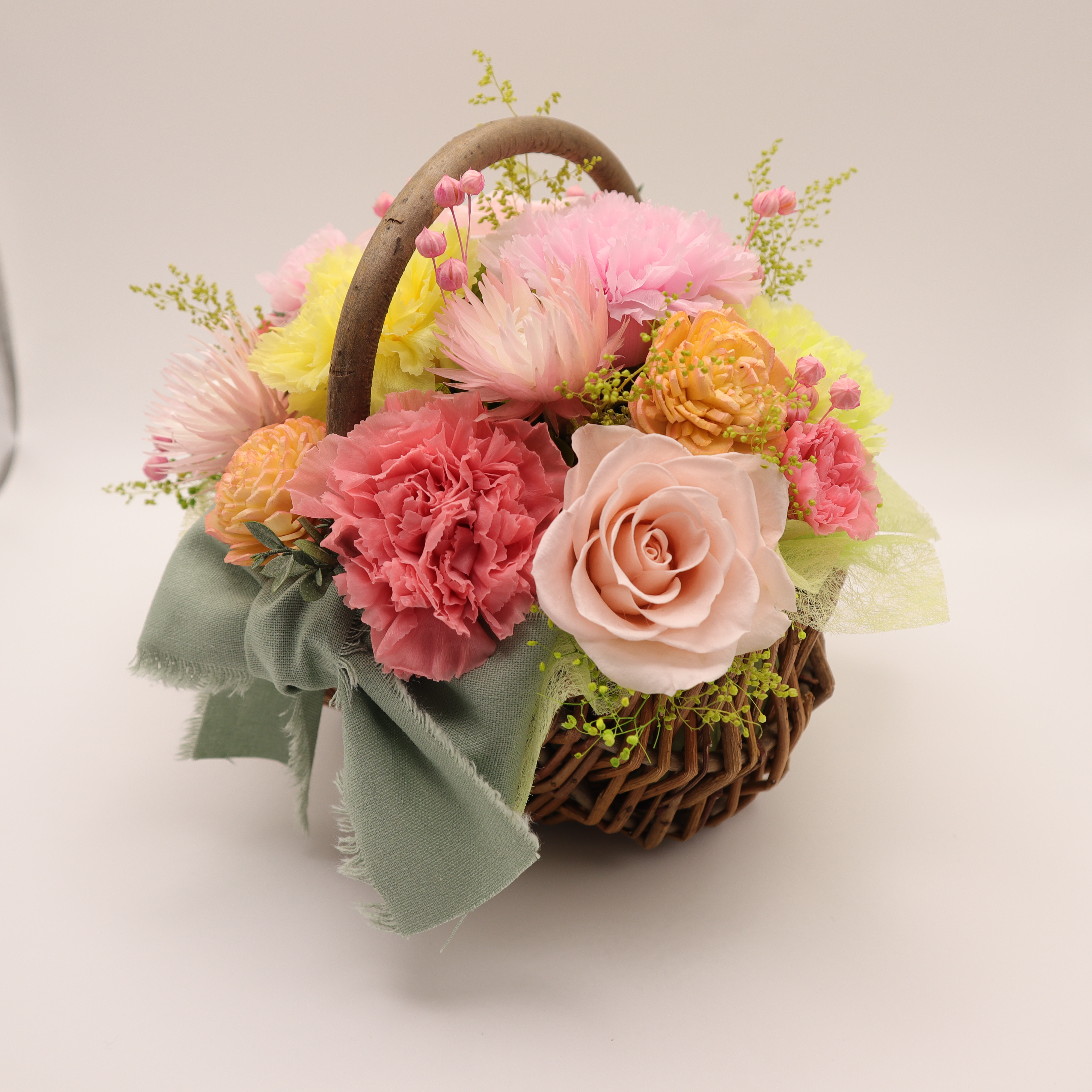 やさしい色のお花たちのバスケット