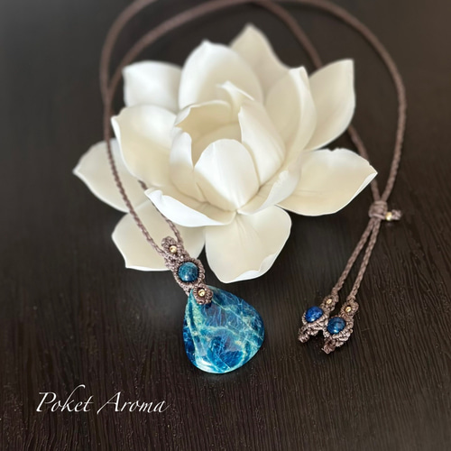 『深奏貴』ブルーハックマナイトのマクラメペンダントネックレス 碧詩』ブルーハックマナイトのマクラメペンダントネックレス