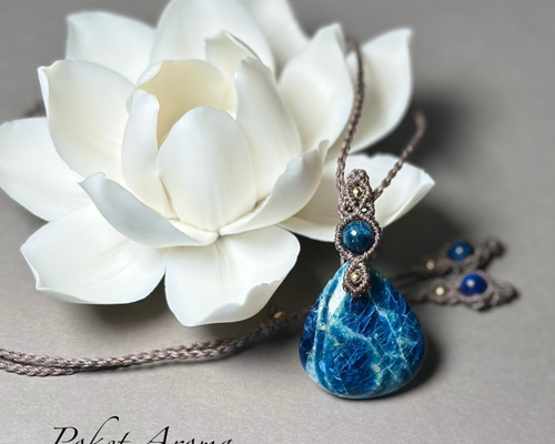 深奏貴』ブルーハックマナイトのマクラメペンダントネックレス 碧詩