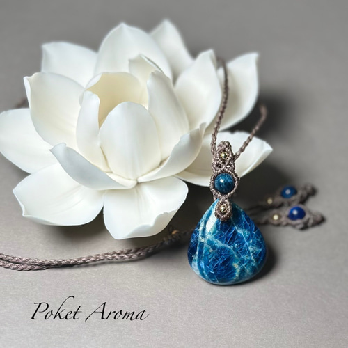 『深奏貴』ブルーハックマナイトのマクラメペンダントネックレス 碧詩』ブルーハックマナイトのマクラメペンダントネックレス