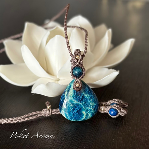 碧詩』ブルーハックマナイトのマクラメペンダントネックレス