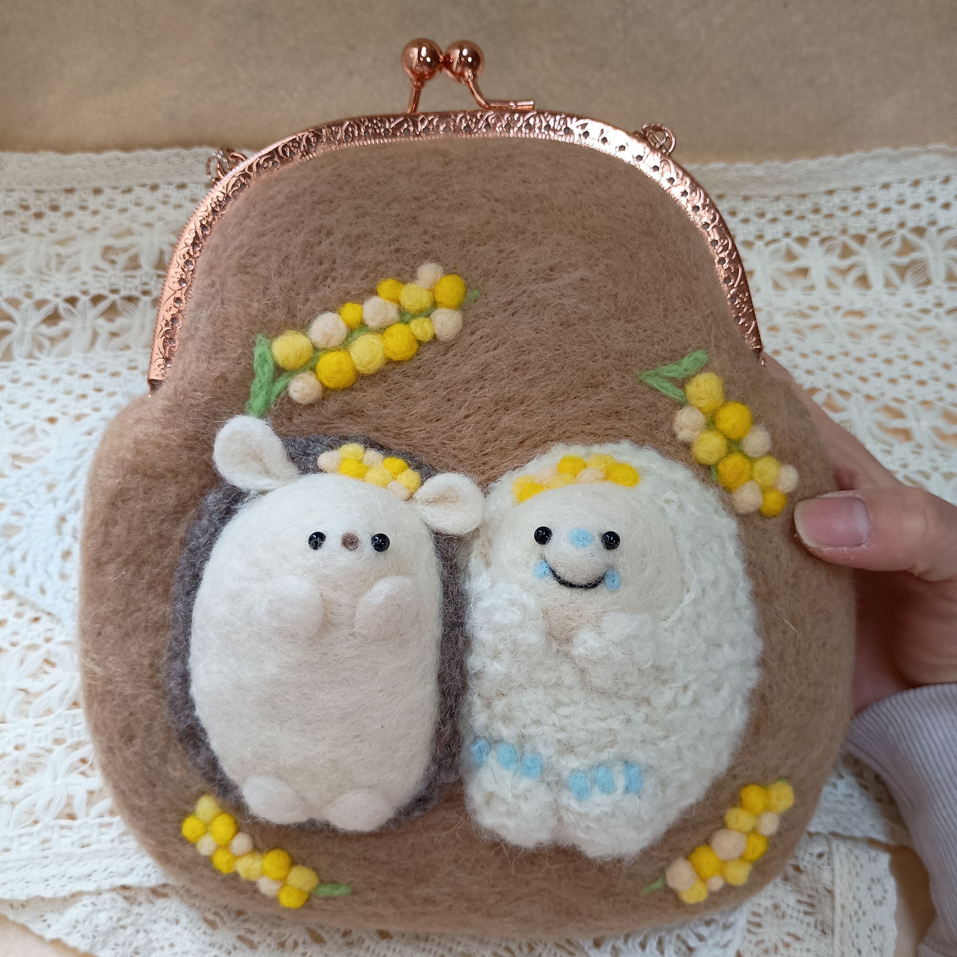 ミモザに囲まれて仲良しなハリネズミさんとイエティさん　がま口　羊毛フェルト　ミニバッグ　ポーチ