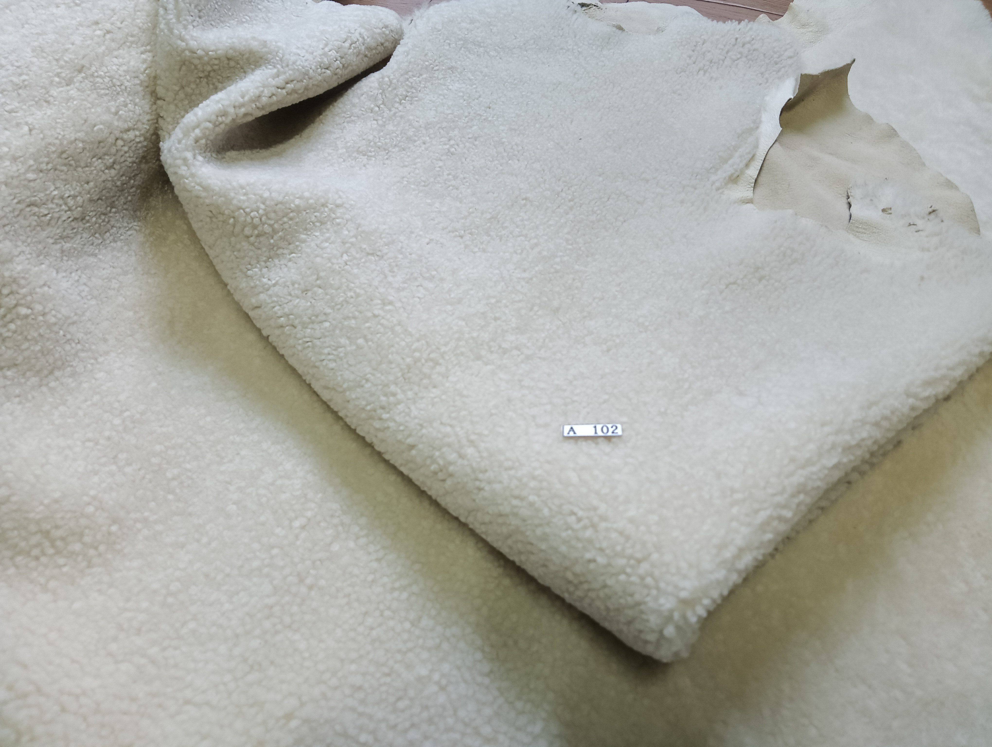 イタリア　ムートン（毛皮）大きさ55デシ程度　厚さ1.3mm程度