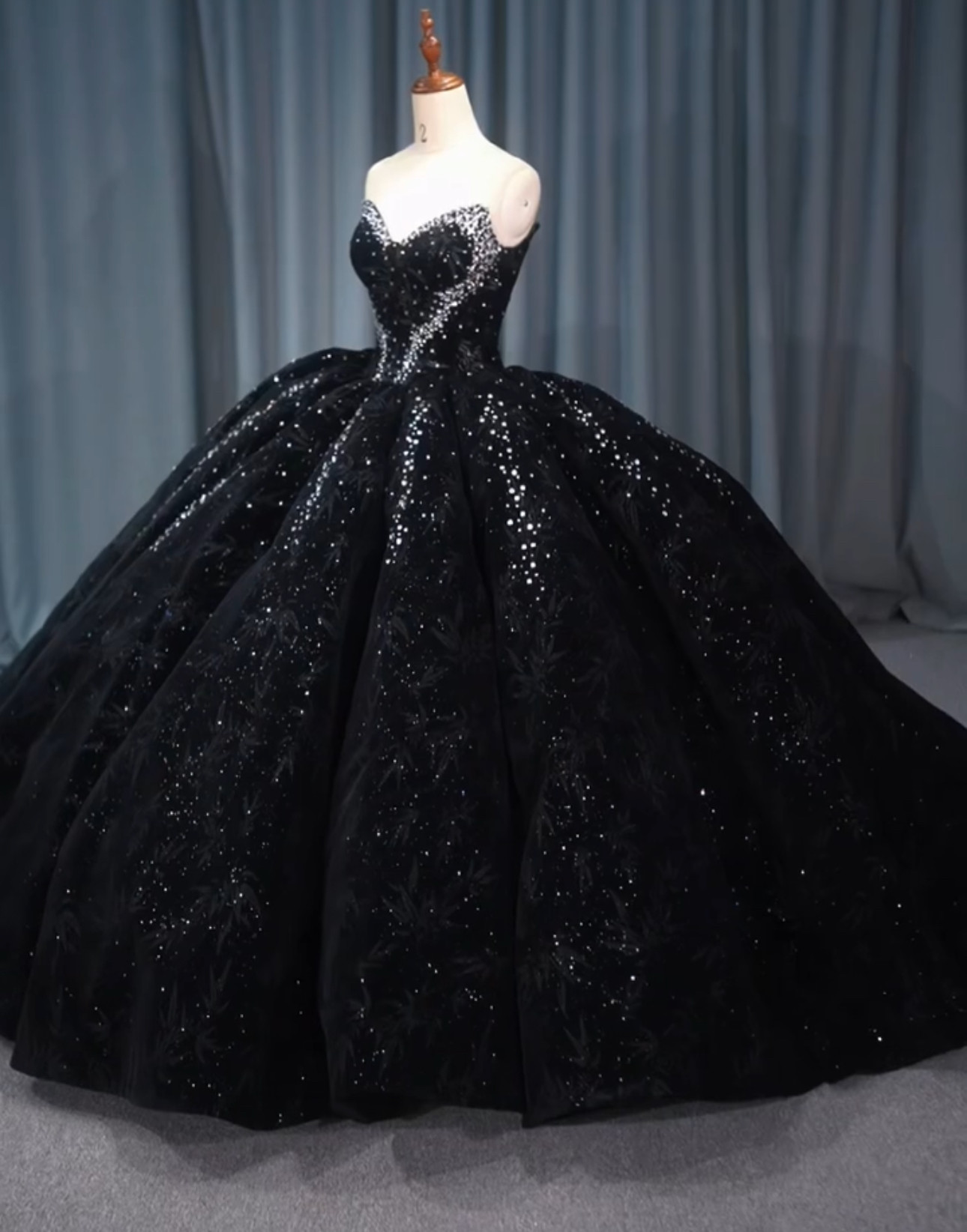 豪華　チューブトップ　ノースリーブ　カッコいい　パーティードレス　前撮りフォトウェディング　編み上げ　ロングトレーン花嫁