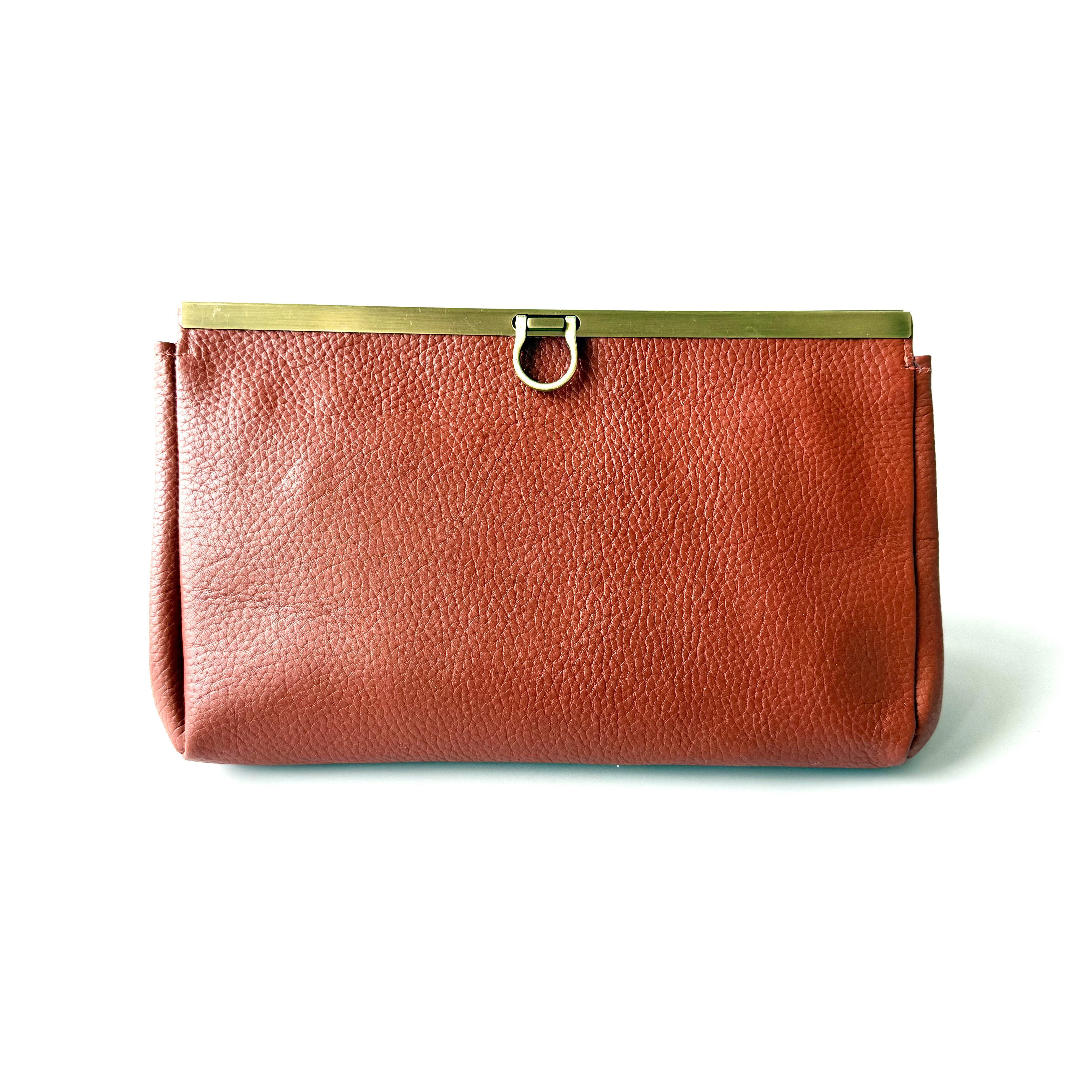 本革クラッチバッグ　樺色（橙色寄りの茶色）文鎮口金　飾りチェーン付き　お出かけ　食事会