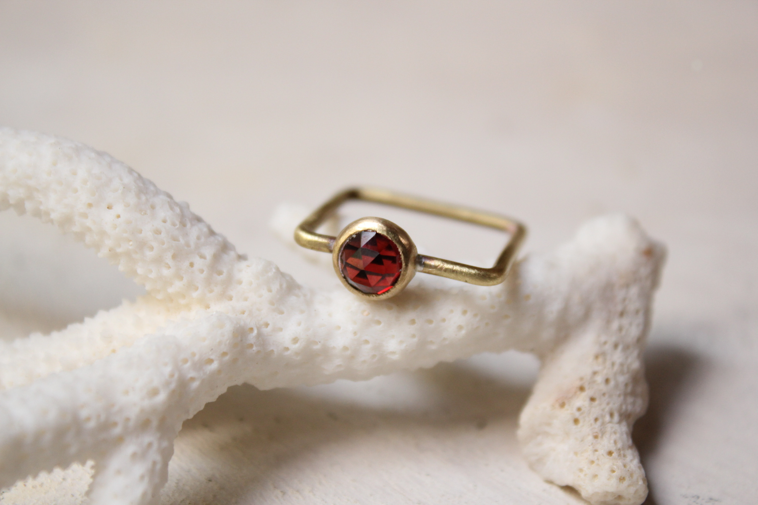 スクエアリング/真鍮/ガーネット　azur