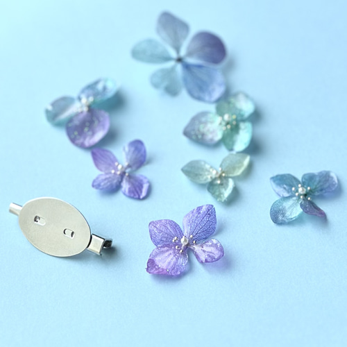 フランスで購入　琺瑯　エナメル　紫と白の花型ブローチ フランスで購入 琺瑯 エナメル 紫と白の花型ブローチ - メルカリ